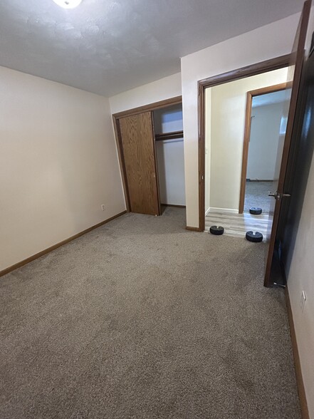Second bedroom with large closet - 1103 Beechwood Dr