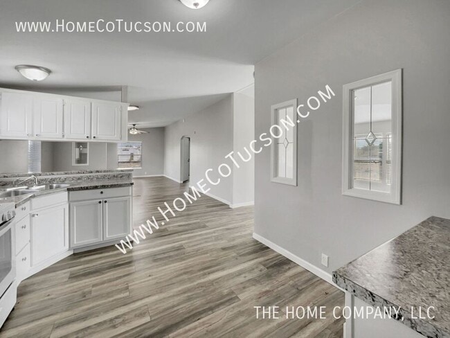 Building Photo - 9410 S Van Dr