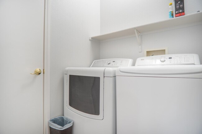 Building Photo - 2401 Predera Ave