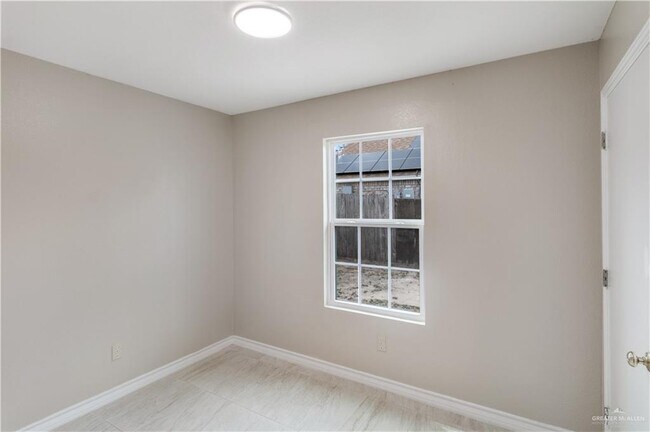 Building Photo - 16 Camellia Ave