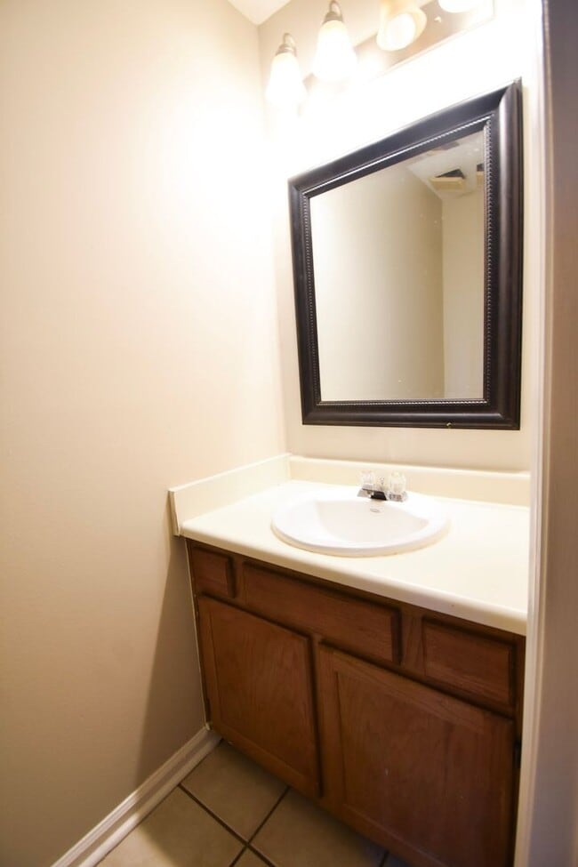 Building Photo - 2 Bedroom 1.5 Bathroom Townhome- Small Dogs Okay