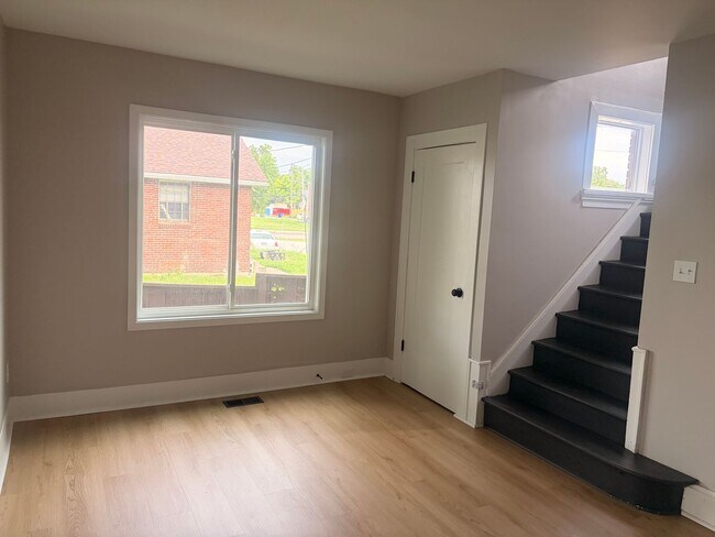 Building Photo - Newly Updated 2-Bedroom, 1 bath | Modern Finishes | $1,250/Month