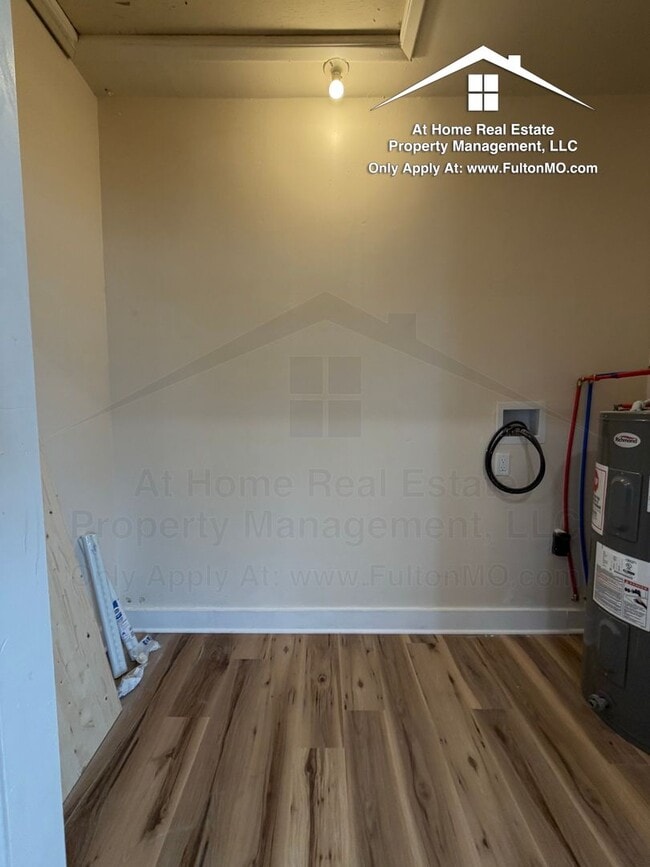 Building Photo - 703 W 7th St