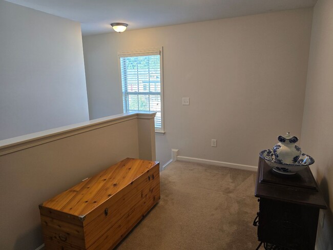 Building Photo - Spacious End-Unit in Holly Springs!