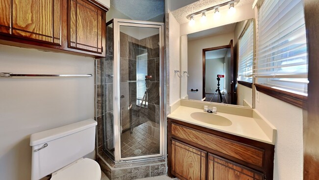 Building Photo - Lovely 3 Bedroom 2 Bath Home in Western He...