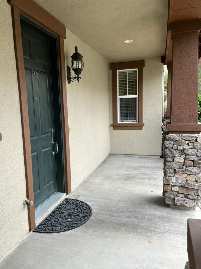 Building Photo - Somerset Stunner with All the Amenities - Including Golf!!