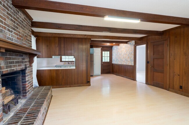 Building Photo - Single Family Home on almost an acre, 4 be...