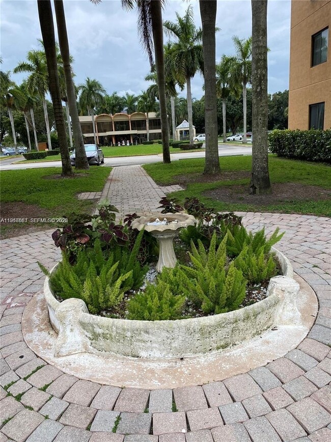 Building Photo - 9300 Fontainebleau Blvd