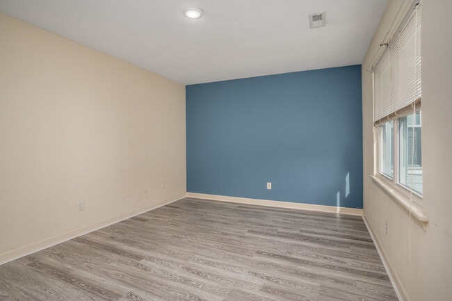Building Photo - 1328 Maple St