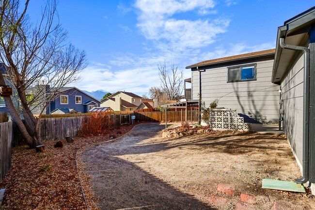 Building Photo - 330 Putnam Dr