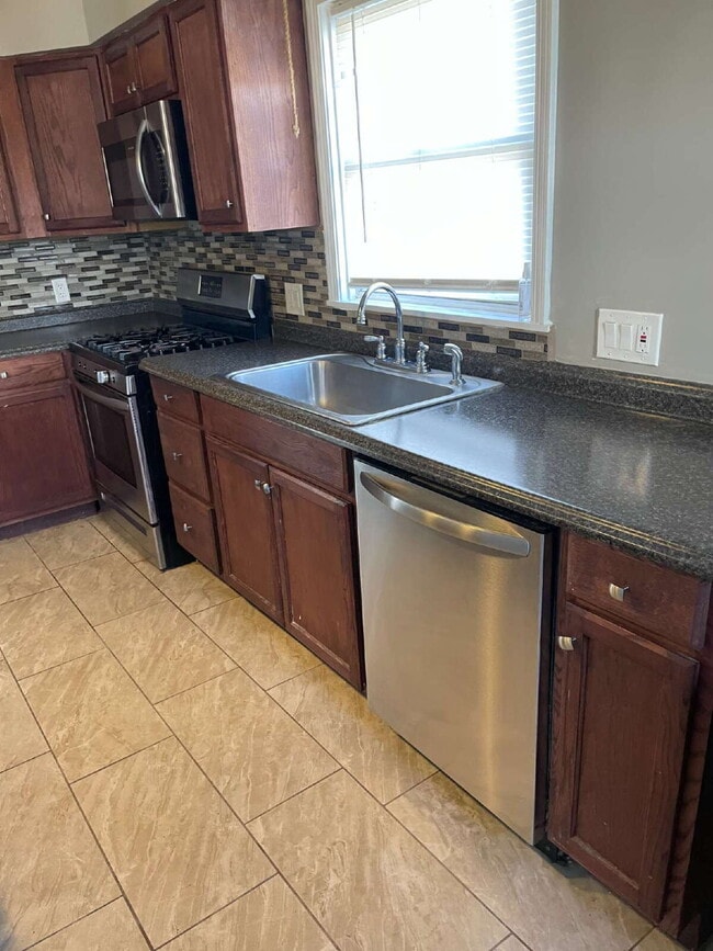 Building Photo - Amazing 3 bedroom in Central East McKeesport Location