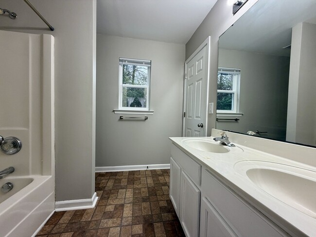 Building Photo - 3746 Glenwood Dr