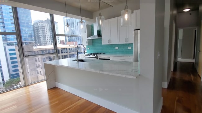 Building Photo - Amazing Views, Tons of Light and Space, an...