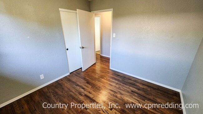 Building Photo - Garden Tract 3-Bedroom House with Hardwood...