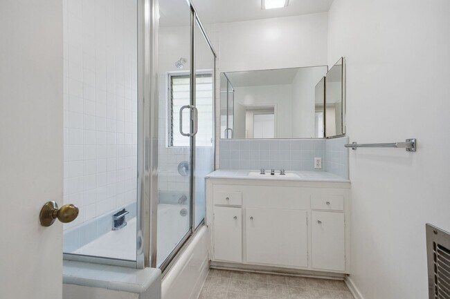 Building Photo - Bright & Spacious 2 Bed / 2 Bath Across from Caltech