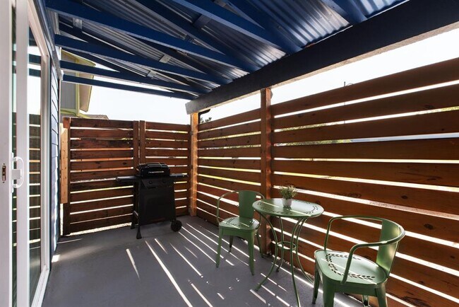 Building Photo - 1201 Southport Dr