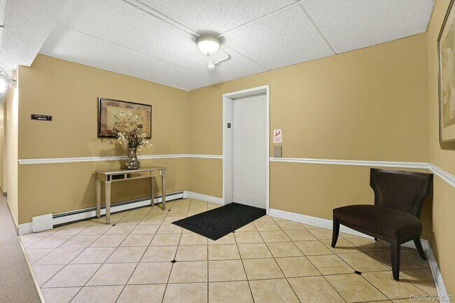 Building Photo - 560 Halstead Ave