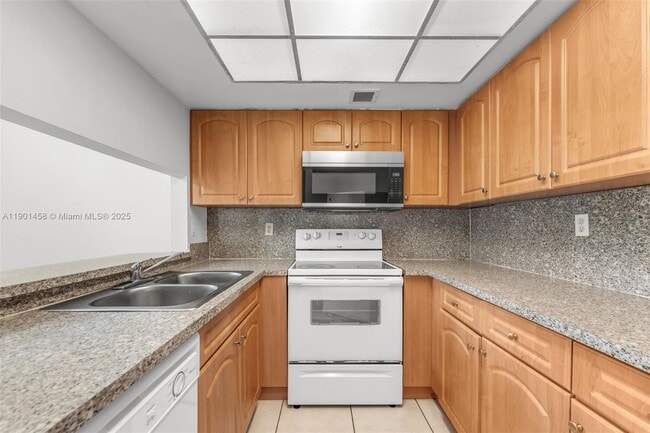 Building Photo - 8335 SW 152nd Ave