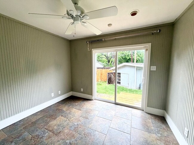 Building Photo - Spacious 3 bedroom with its own micro-park!