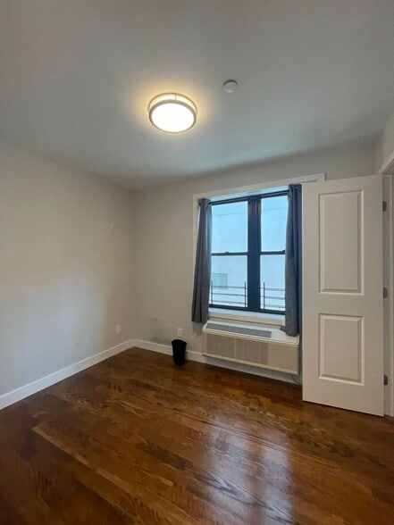 Building Photo - 3592 Greystone Ave