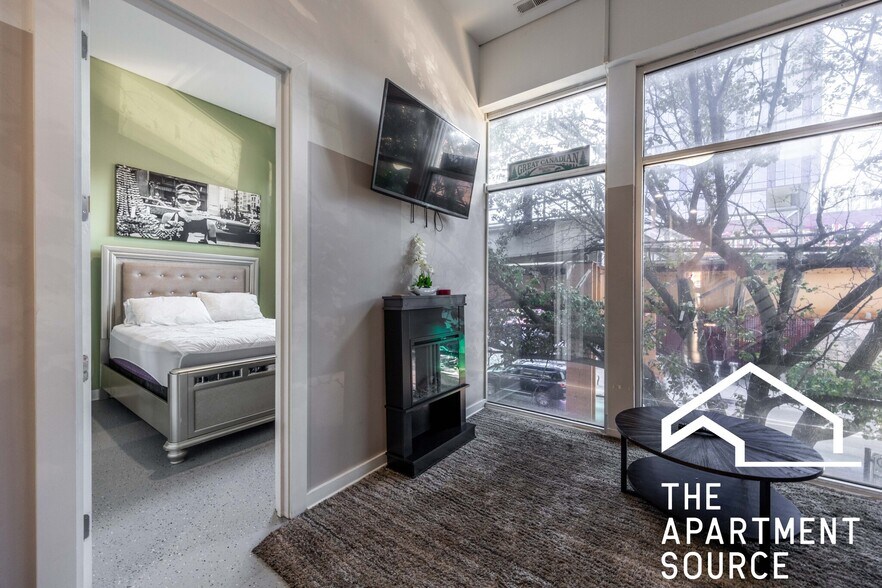 Building Photo - 1008 W Lake St