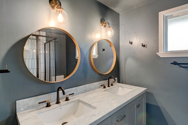 Building Photo - Beautifully Updated 3-Bedroom Home with Large Fenced Yard