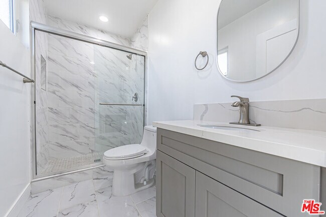 Building Photo - 6021 1/2 Romaine St