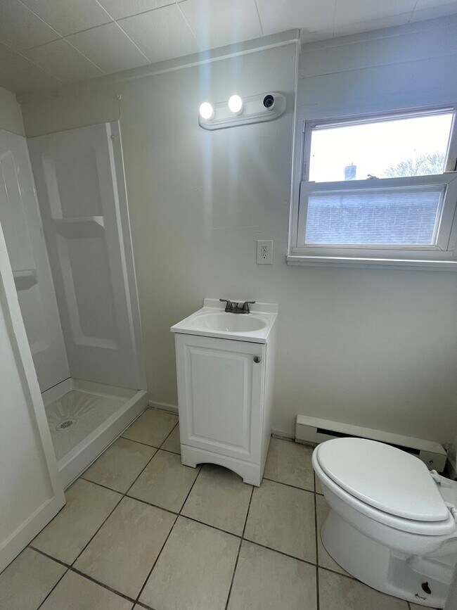 Building Photo - Clean & Updated 1BR Close to Downtown – $1200 Available Now