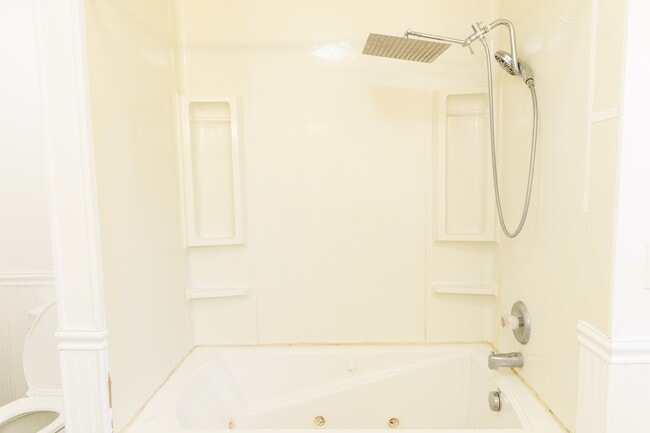 shower and tub - 246 Lake Heights