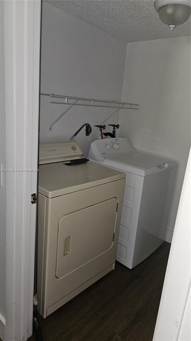 Building Photo - 105 Lake Emerald Dr