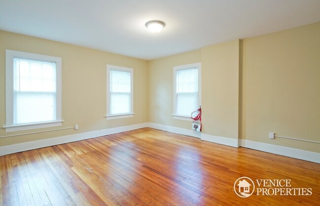 Building Photo - 187 E Northwood Ave