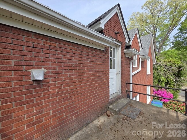 Building Photo - 754 Montgomery Ave