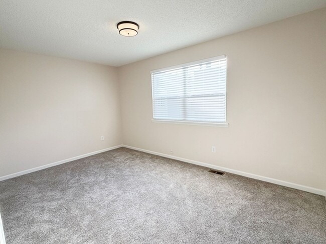 Building Photo - Exceptional 3-bedroom, 2.5-bathroom end unit townhouse located in Arvada