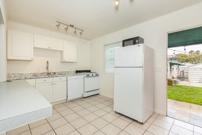 Building Photo - Charming 2 bed /1 Bath Duplex in Pacific Beach 8 Blocks From the Ocean!