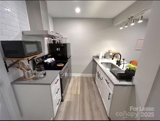 Building Photo - 2000 Patio Ct