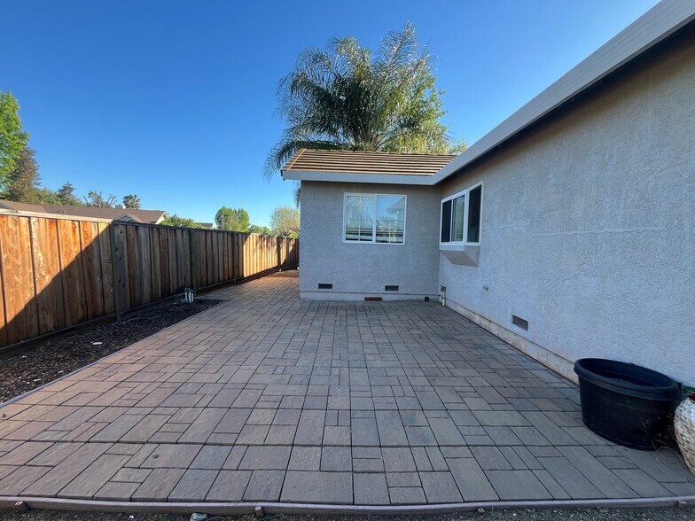 Building Photo - 705 Summer Cir