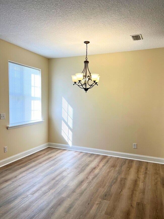 Building Photo - Updated 3/2 close to I95