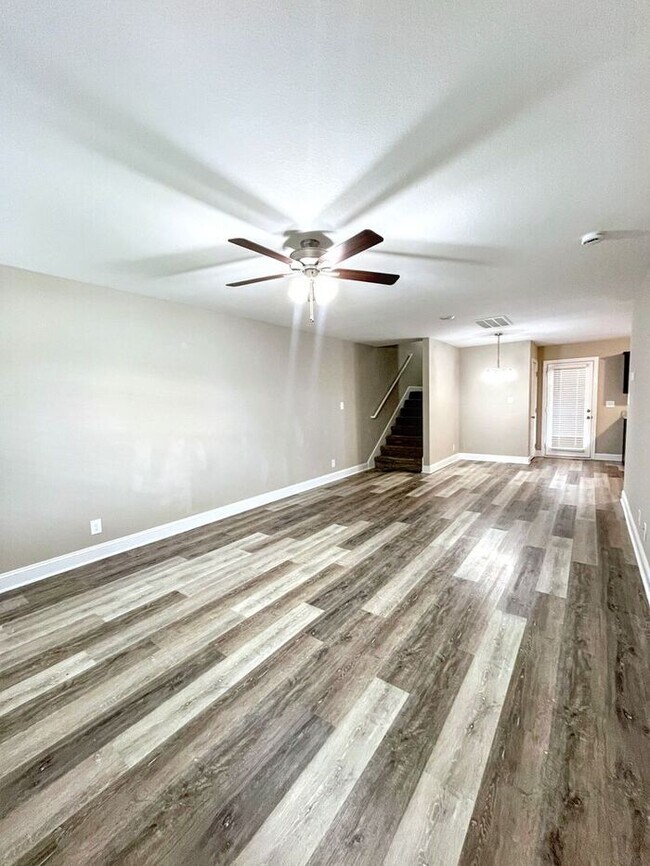 Building Photo - Spacious 3-Bedroom Home in a Prime Locatio...
