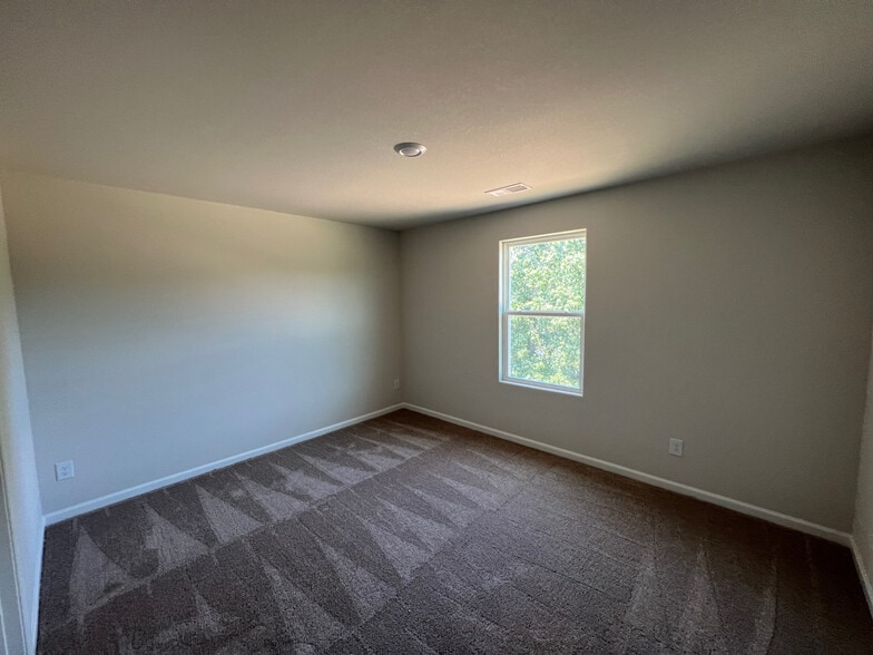 Building Photo - Room in House on Turning Lake Drive