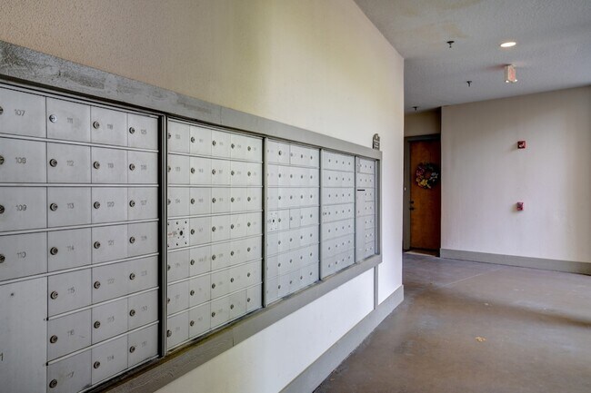 Building Photo - 2600 Hillsboro Pike