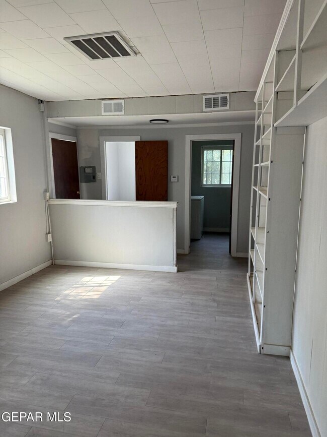 Building Photo - 258 Riverside Dr