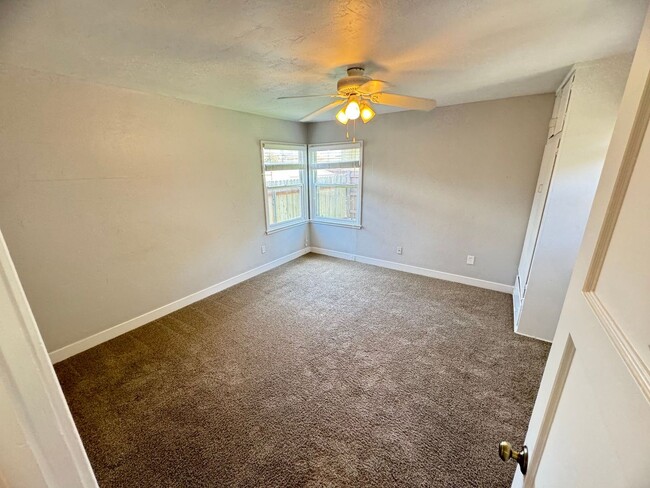 Building Photo - 220 Castaic Ave