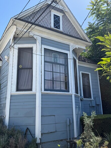 Building Photo - 2914 1/4 Rowena Ave