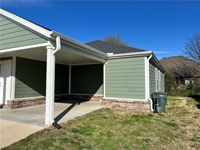 Building Photo - 590 N Cresswell Dr