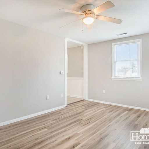Building Photo - Charming two-bedroom, one-bath home offering a comfortable layout with ample natural light