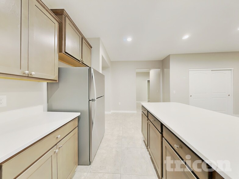 Building Photo - 30094 W Clarendon Ave