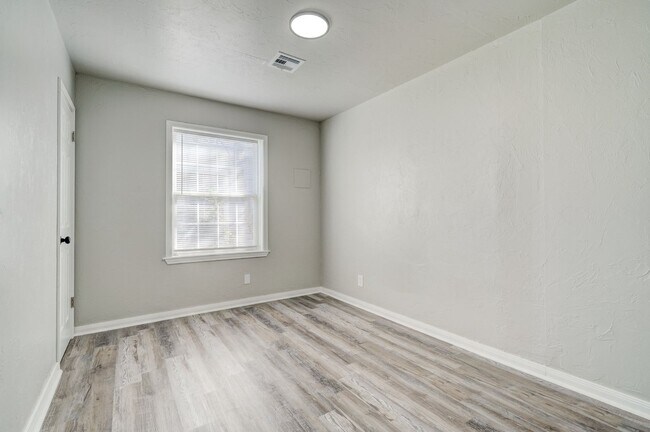 Building Photo - Move-In Ready! Beautifully Updated Home with Easy I-40 Access!