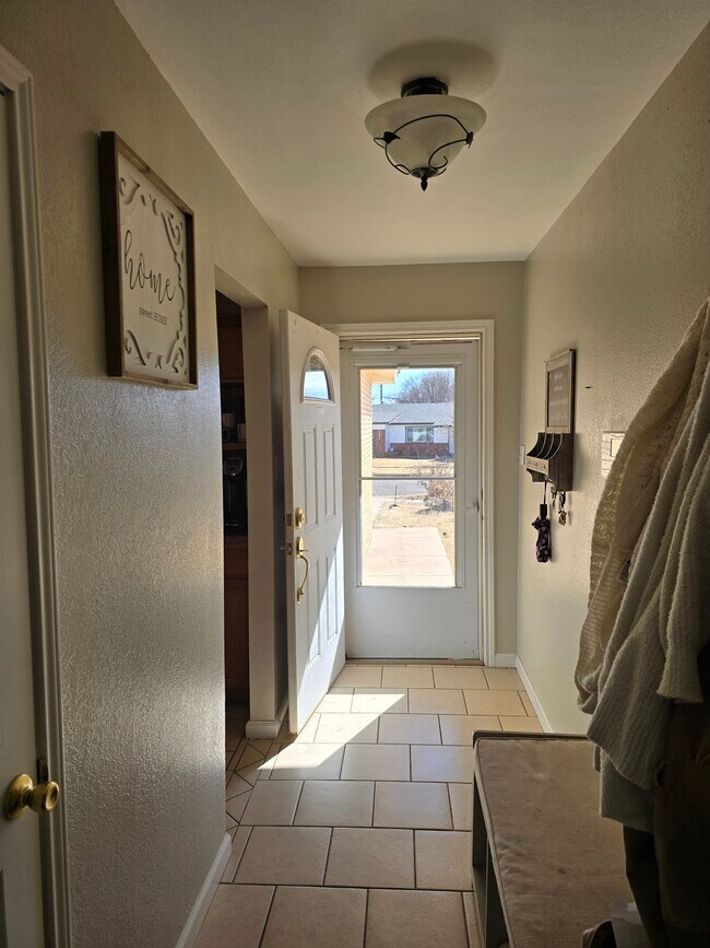 Building Photo - 1004 W Yucca Ave