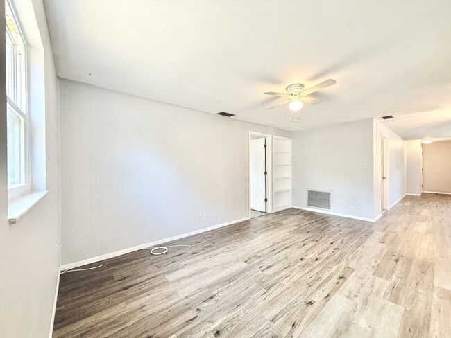 Building Photo - 1501 S Hillcrest Ave