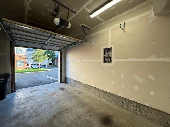 Building Photo - Gorgeous 2 Bed 2 Bath End-Unit Townhome In...